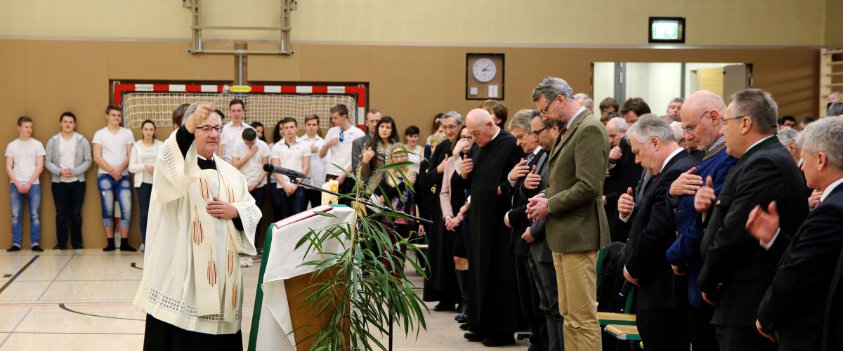 Abt Ambros segnet das anwesende Volk bei einer heiligen Messe im Turnsaal des Stiftsgymnasiums